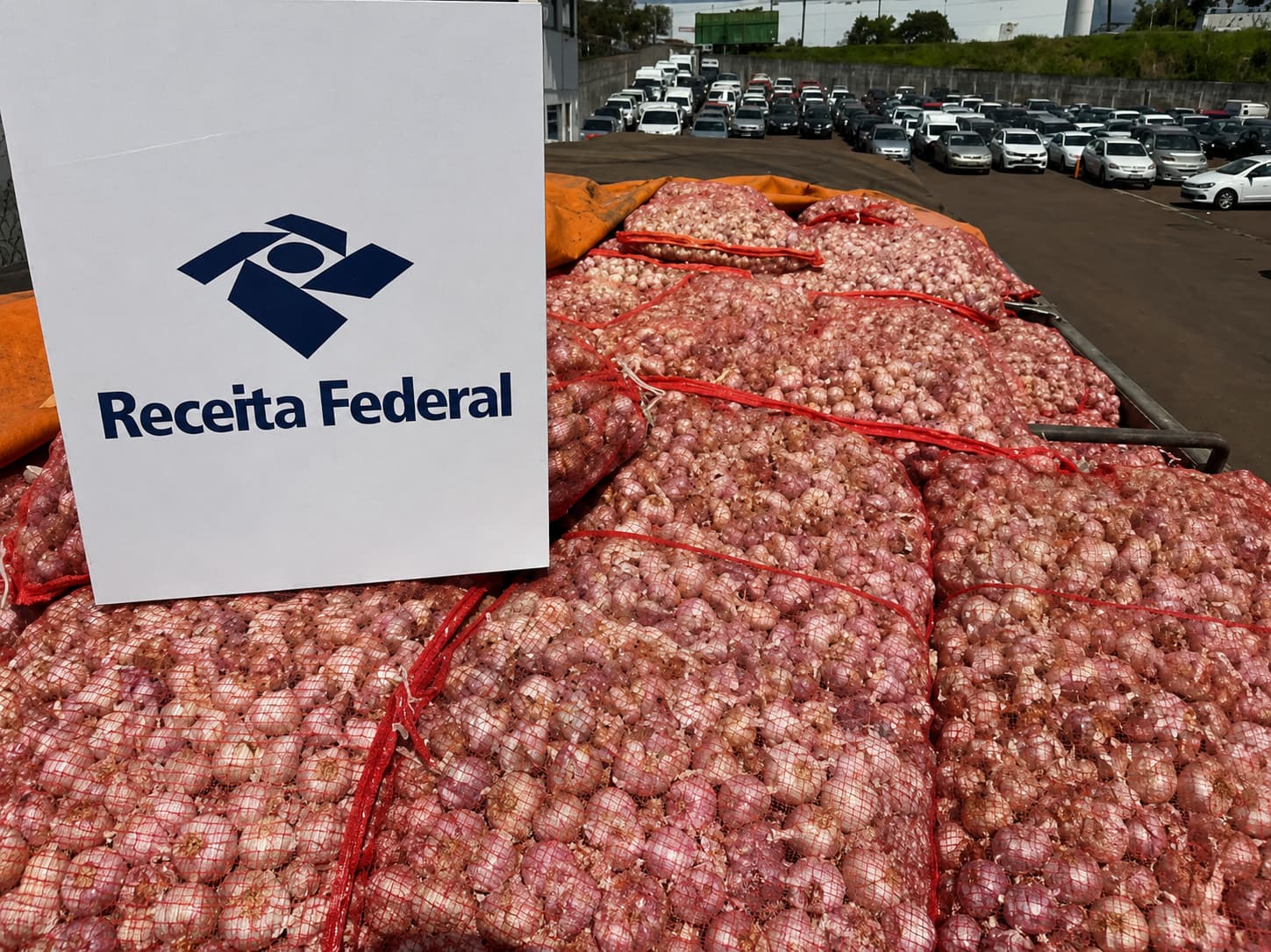 Receita Federal apreende mais de 20 toneladas de alho contrabandeado no PR